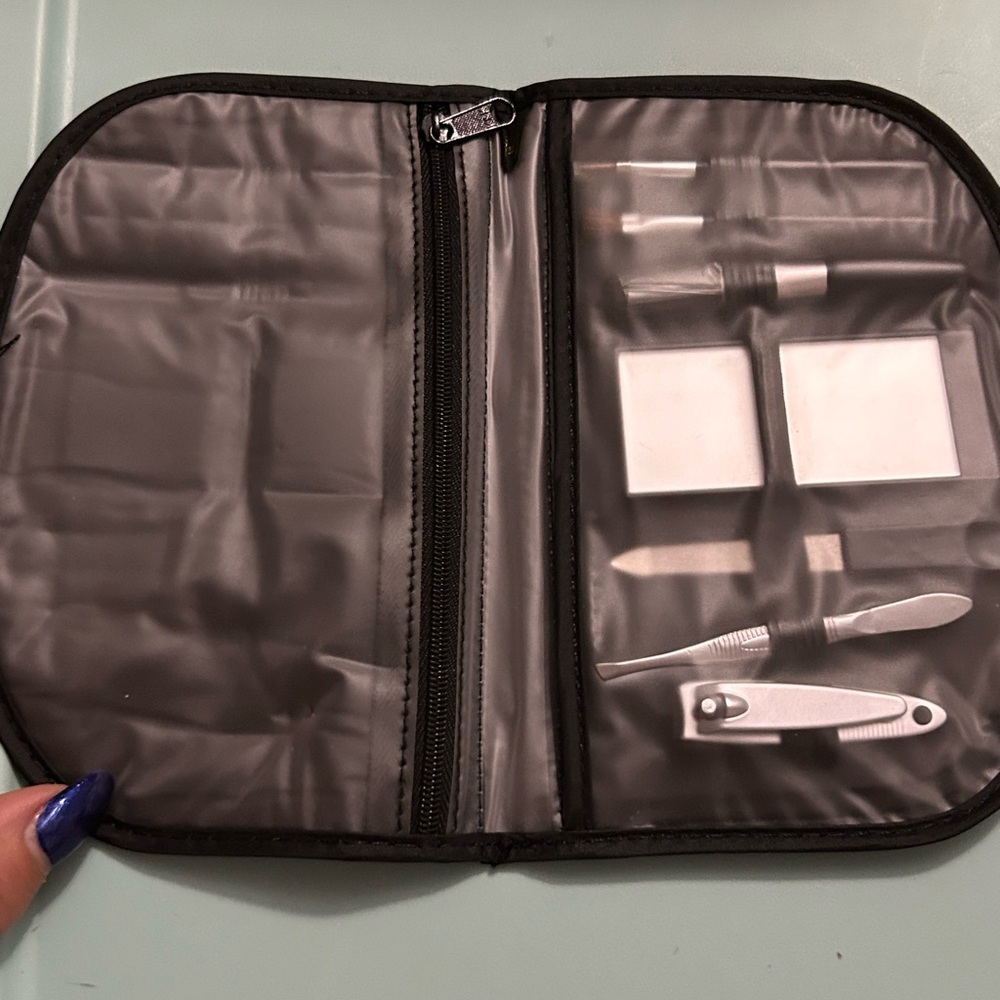 Avon Weekender Essentials Kit - Picture 2 of 5